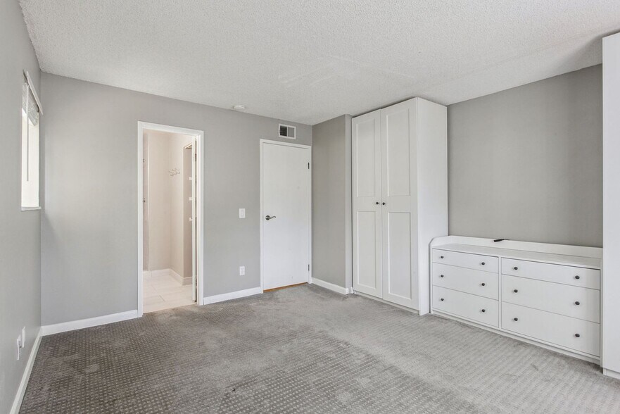 Building Photo - 8555 Fairmount Dr