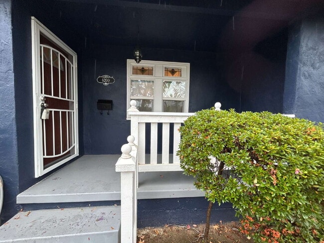 Building Photo - Cute 2 bedroom 1 bath in Tahoe Park Sacram...