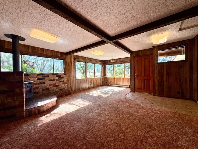 Building Photo - **50% OFF FIRST MONTH'S RENT** Country Liv...