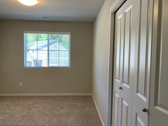 Building Photo - GORGEOUS 5BD, 3BA, 2-CAR GARAGE! AMENITIES...