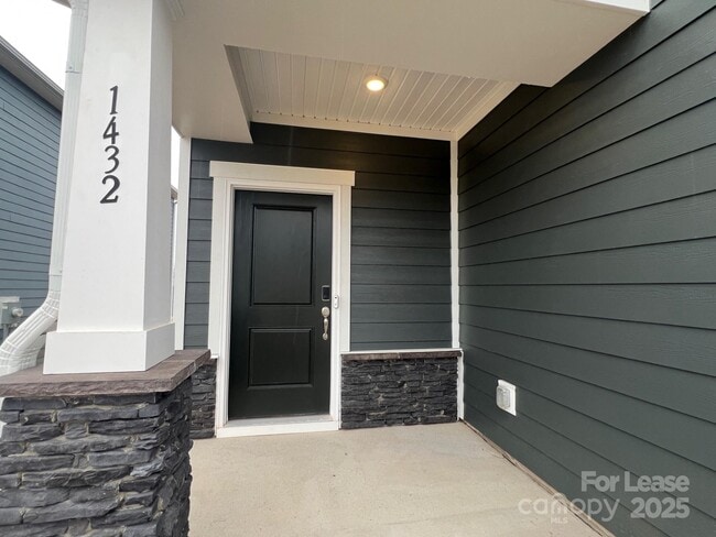 Building Photo - 1432 Wildflower St