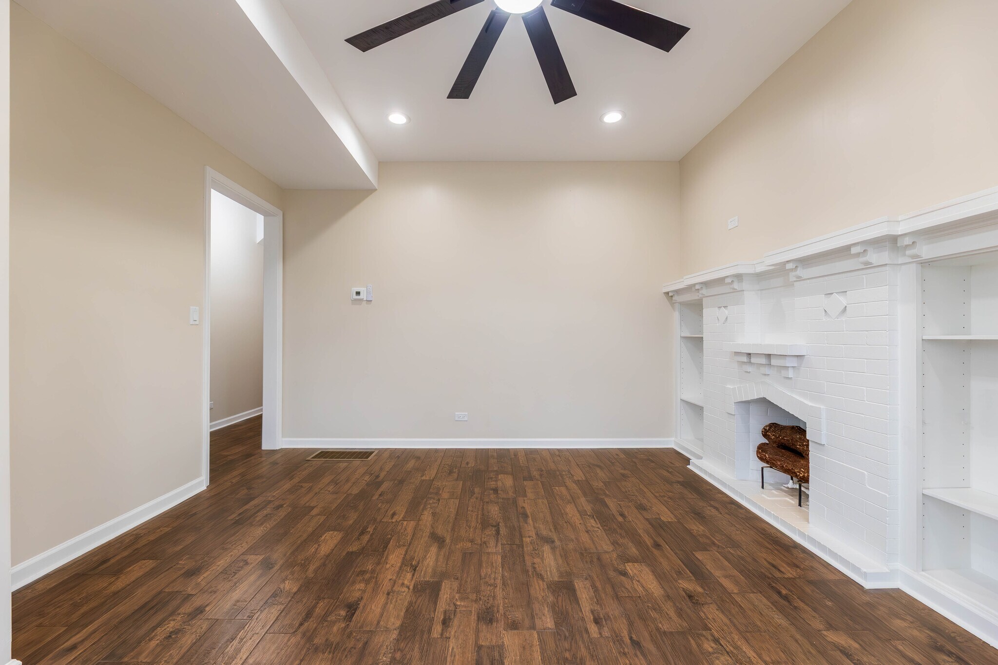 Building Photo - 8327 S Crandon Ave