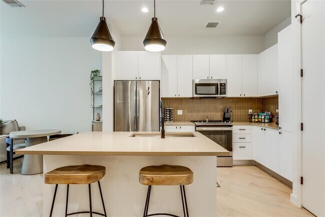 Building Photo - 800 Embassy Dr