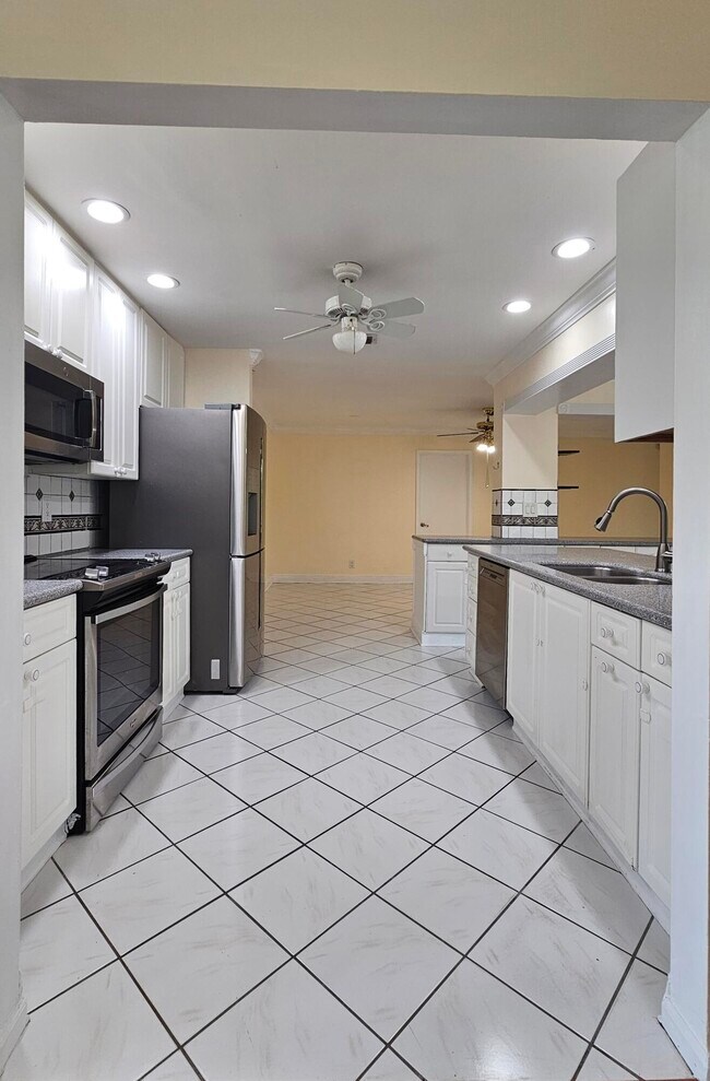 Building Photo - 12157 Sycamore Ln