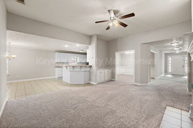 Building Photo - 633 Ventana Dr