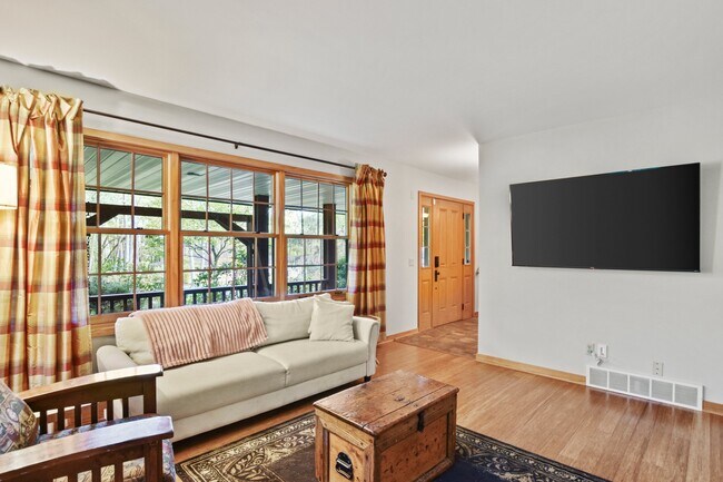 Building Photo - 1889 Paddock Pl