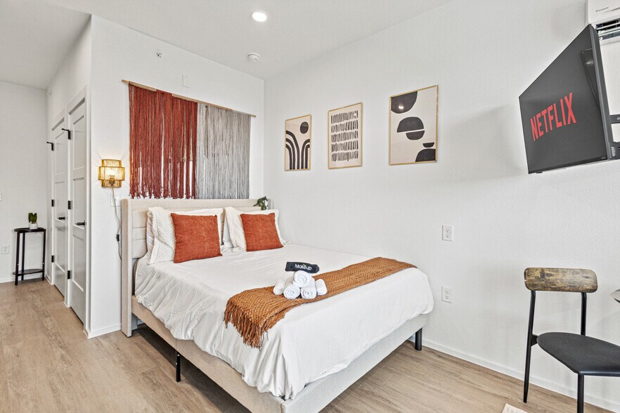 Building Photo - 596 W 9th St