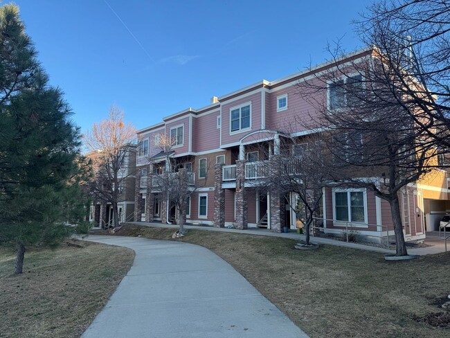 Building Photo - RARE FIND 1 Bed 1 Bath Condo in Boulder