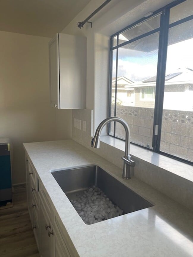 Building Photo - Royal Kunia 5 Bed 3 Bath 2 Car Garage