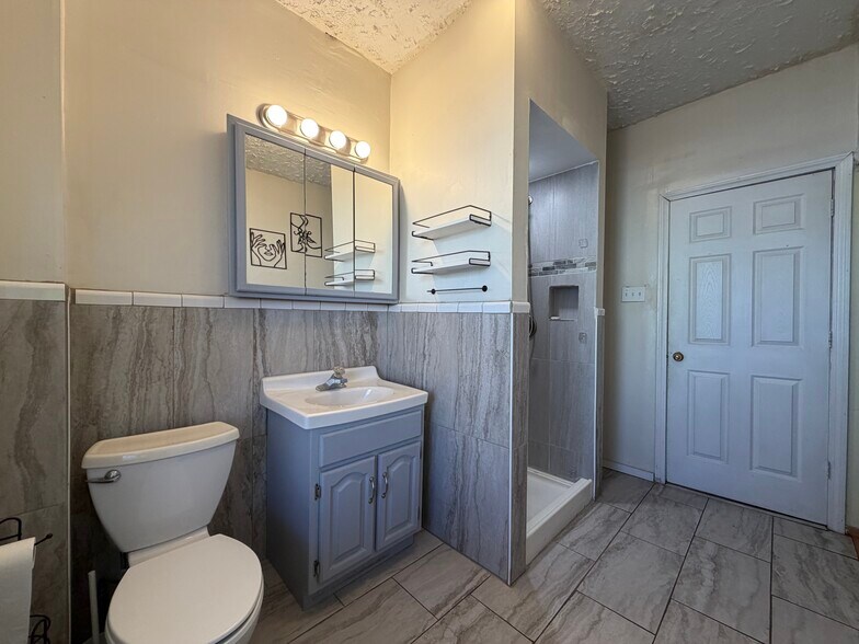 Building Photo - 470 Noble Ave