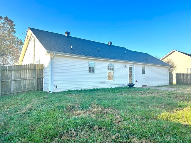 Building Photo - Fenced Backyard--Move-In Special: First mo...