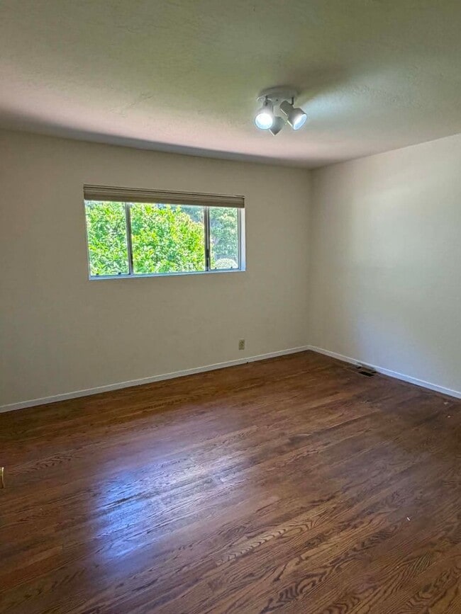 Building Photo - 775 Hillcrest Way