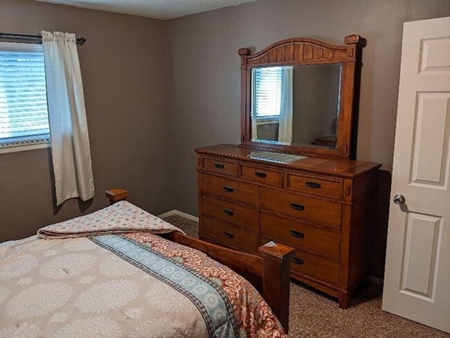 Building Photo - Comfort Meets Calm – 1BR/1BA in Pembroke Gardens!