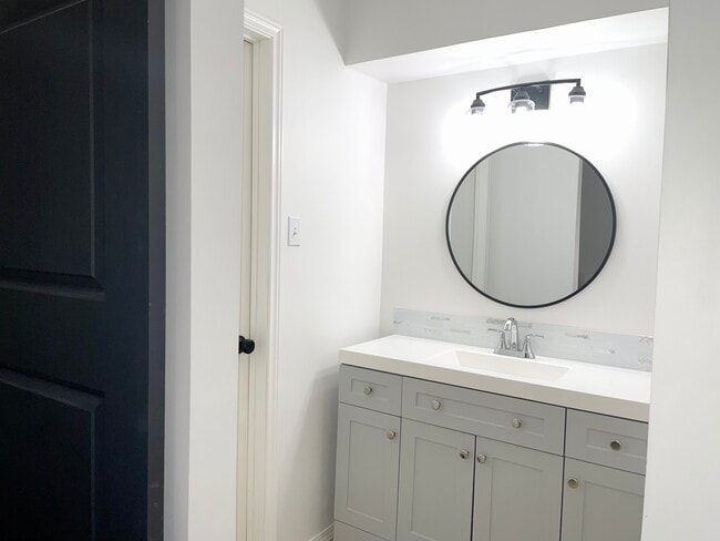 Building Photo - 7718 Royal Ln