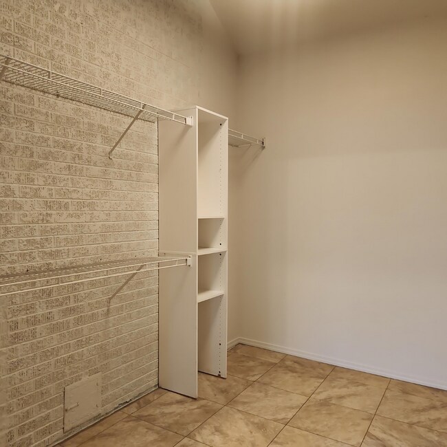 Building Photo - 911 W Leola St