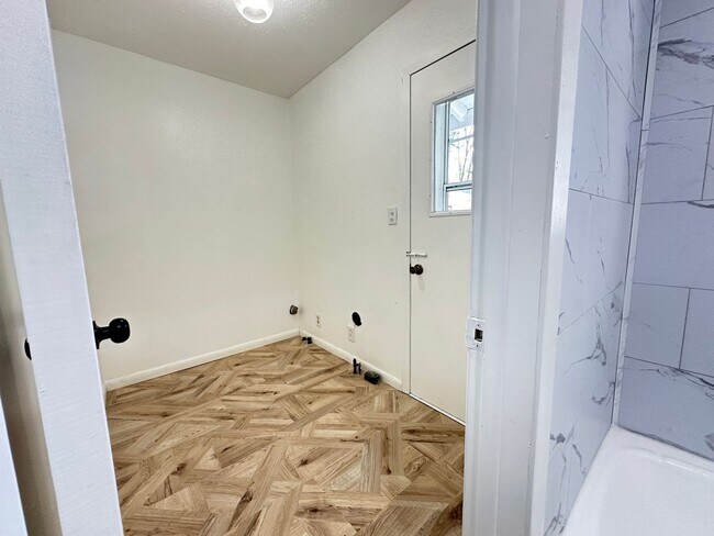 Building Photo - Modern 3+ Bedroom House in Cooper School N...