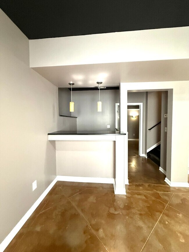 Building Photo - LOCATION!  Close to the outlet Malls and D...