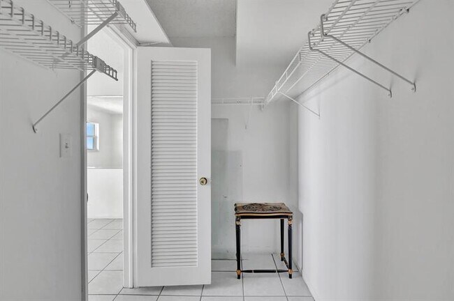 Building Photo - 2350 NE 14th Street Causeway