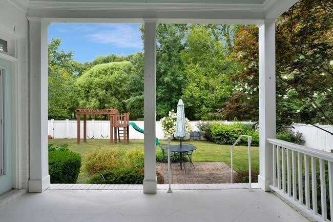 Building Photo - Stunning 4BE/3.5BA home in the very desira...