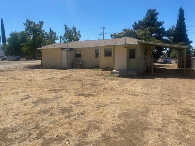 Building Photo - Looking for space, look no further!
