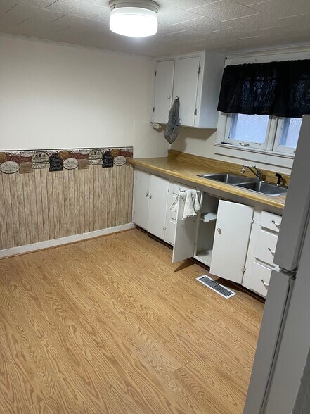 Building Photo - 215 N Irvine St