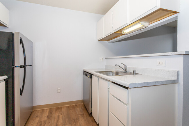 Building Photo - Welcome to Hillview Apartments – Your Tran...