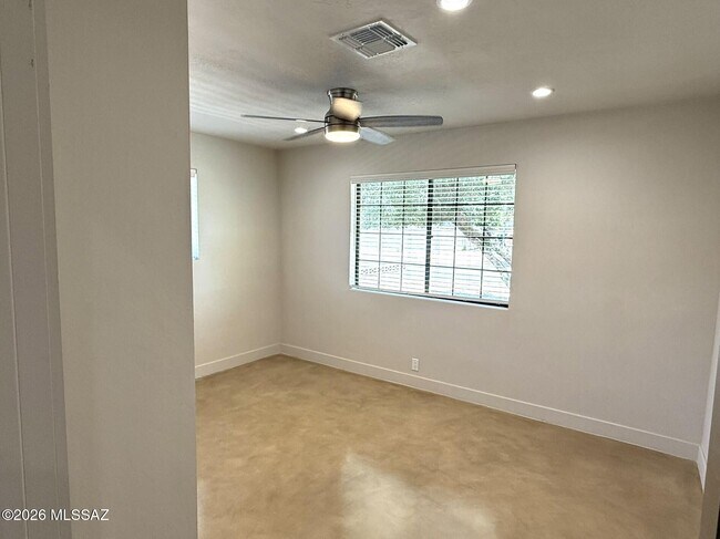 Building Photo - 426 S Stratford Dr