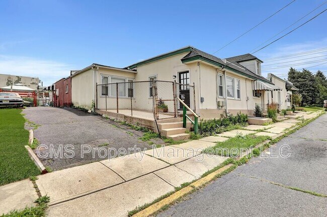 Building Photo - 44 Dover Ave