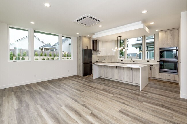 Building Photo - Edgewood Stunner