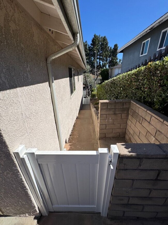 Building Photo - Newly Renovated 4 Bedroom 3 Bath Home with...