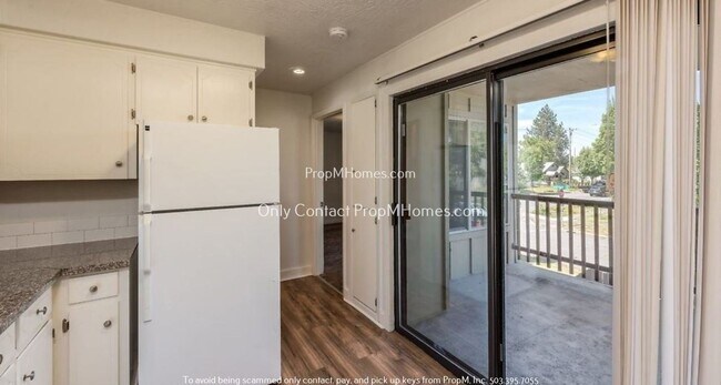 Building Photo - Updated Two Bedroom Unit in Salem!