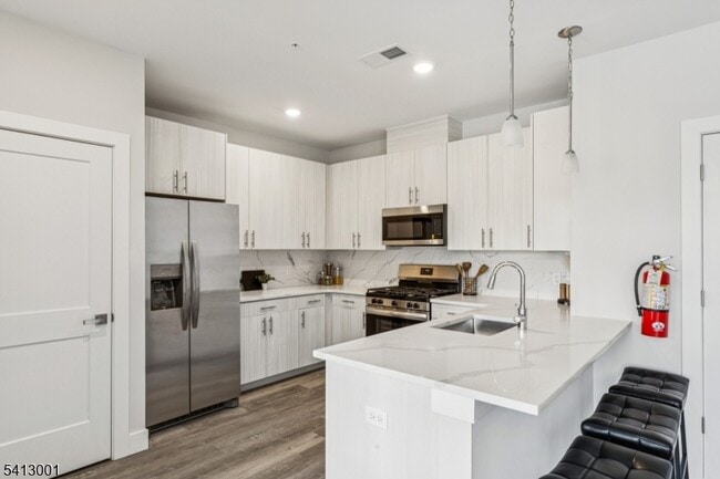 Building Photo - 140 W Webster Ave