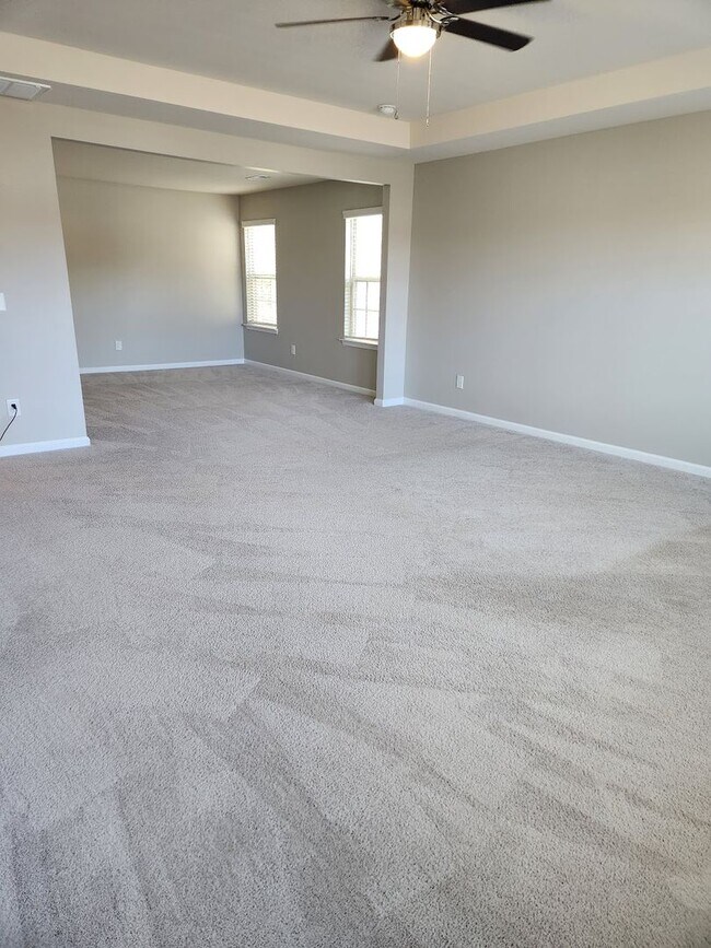 Building Photo - Charming Davidson 4-Bedroom with Modern Fi...