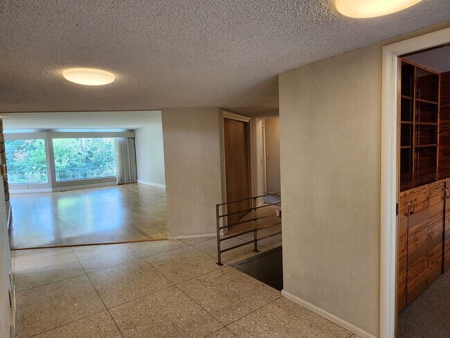 Building Photo - Beautiful 5 Bd 3.5 Ba Home in Holladay