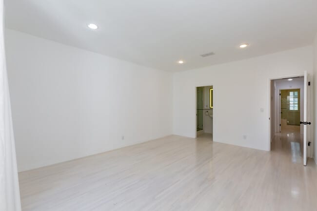 Master bedroom - 8495 Fountain Ave