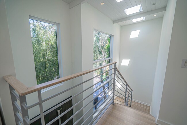 Building Photo - 3 Bedroom Home for Rent in West Hollywood!