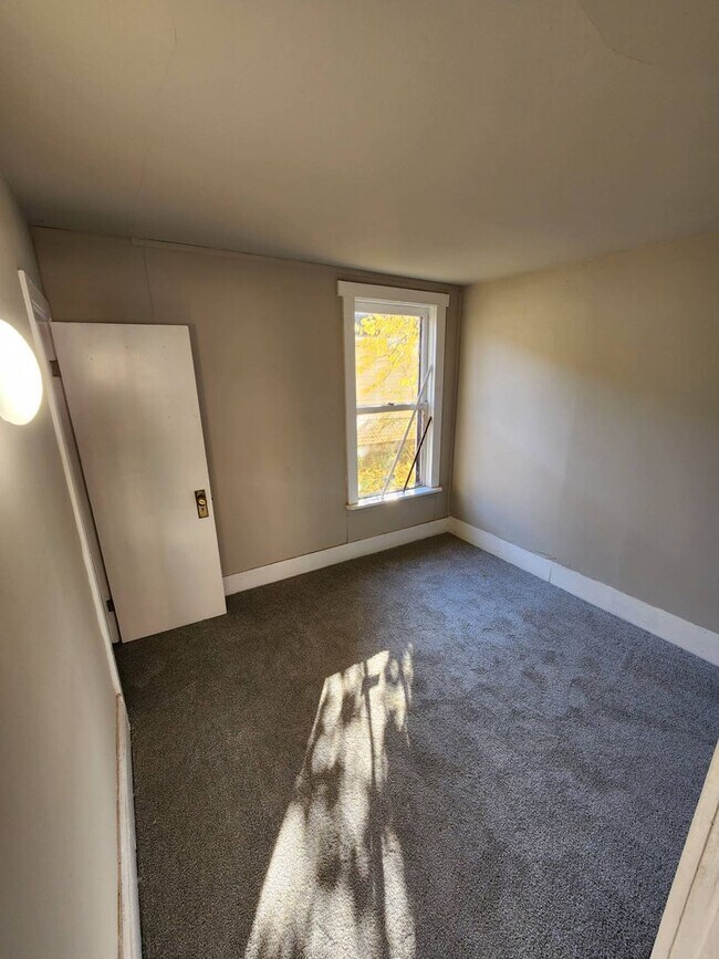 Building Photo - Charming 4-Bedroom Property in Prime Location