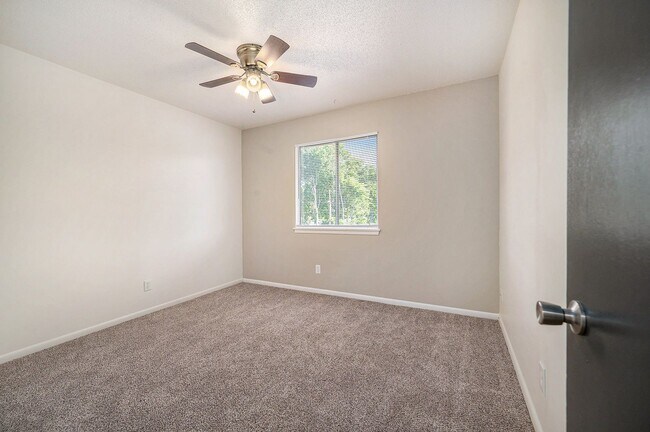 Building Photo - Blue Springs Apartments 2 Bedroom