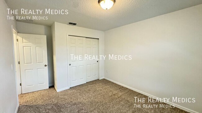 Building Photo - 2401 White Tail St