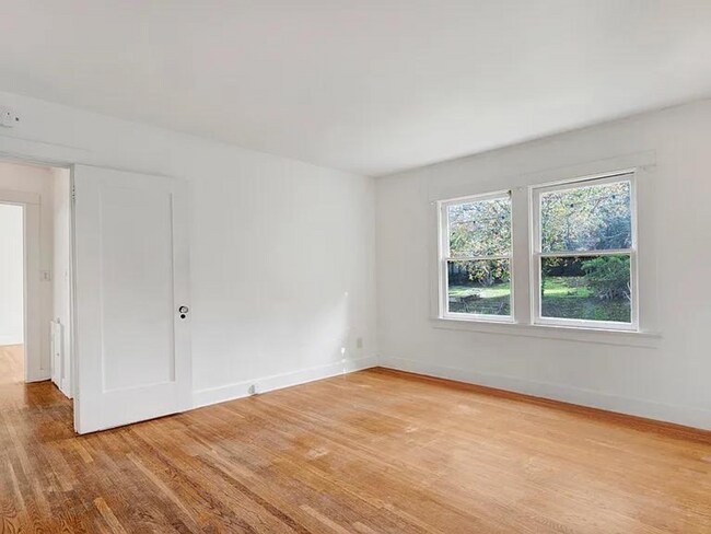 Building Photo - 1044 Manzanita St