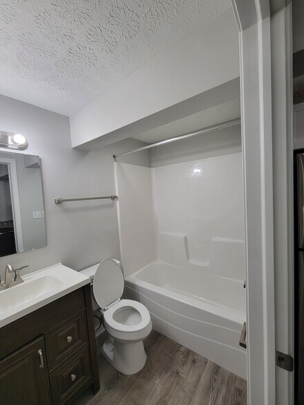 Building Photo - 2505 Meloy Rd