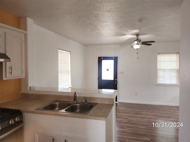 Building Photo - 703 N Avenue B