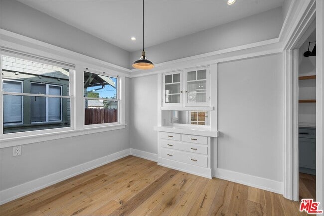 Building Photo - 1828 W 43rd Pl