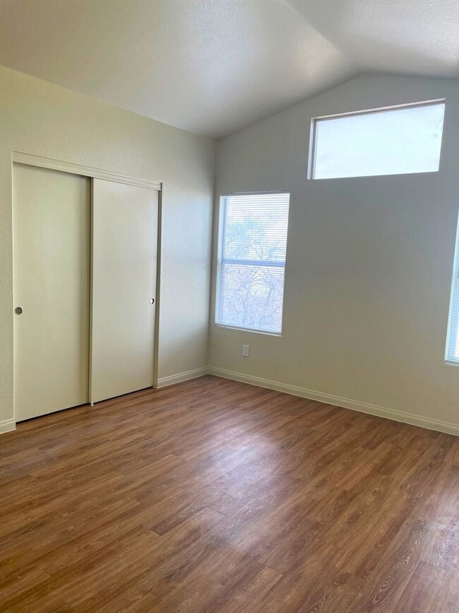 Building Photo - MOVE-IN READY 3BR/2.5BA SINGLE FAMILY HOME IN LAS VEGAS