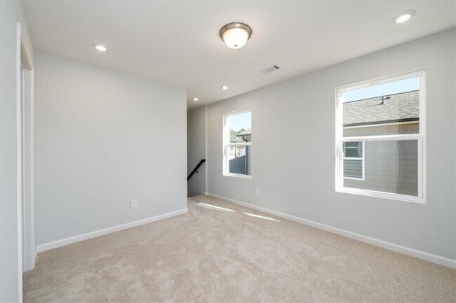 Building Photo - 849 York Aly