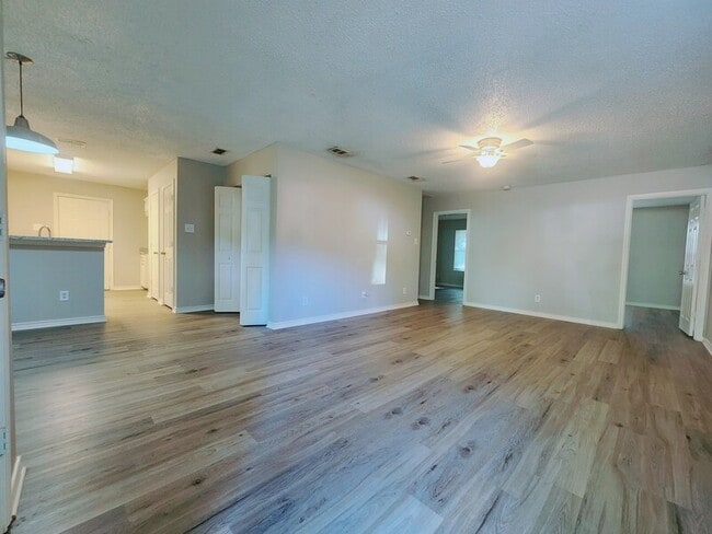 Building Photo - 10245 Country Hills Blvd