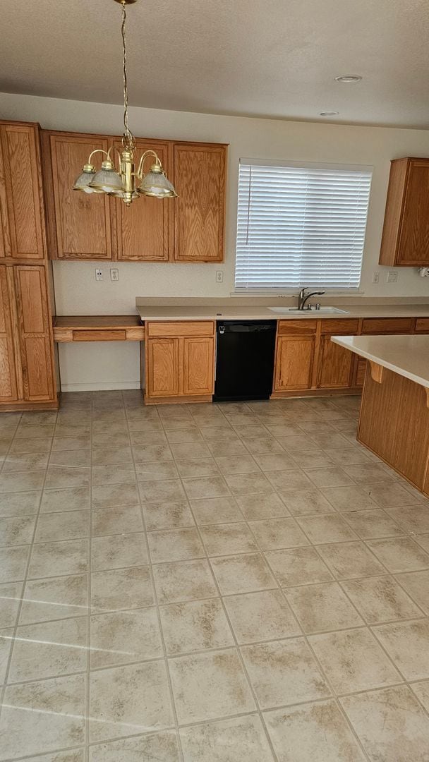 Building Photo - Large Six bedroom home for rent.