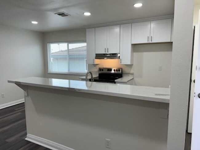 Building Photo - Upstairs Charming 2- bedroom condo