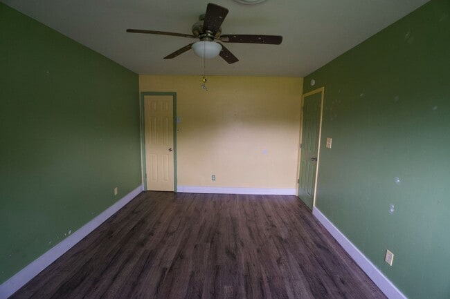 Building Photo - 200 N Willow Ln