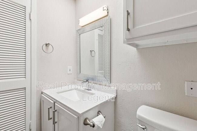 Building Photo - 6646 E Lovers Ln